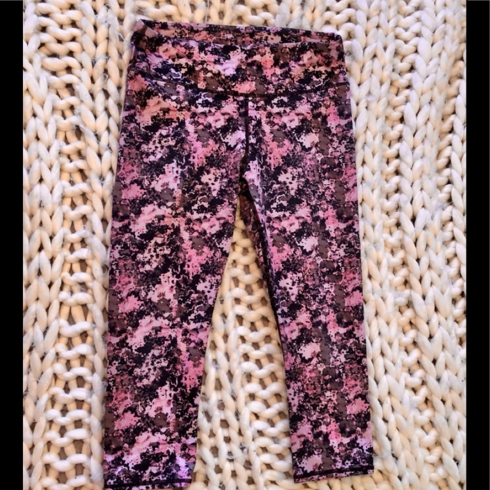 Fabletics Capri pink black short leggings